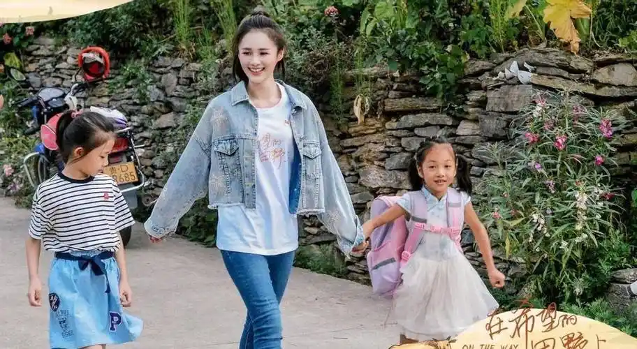 可能很多人都注意到主演是杨洋和赵露思,却忽略了安悦溪的存在.